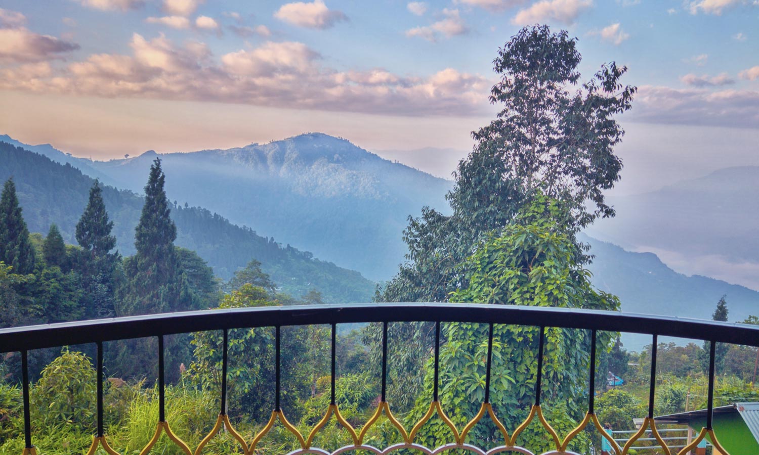 Read more about the article Offbeat Enchanting Darjeeling Hills Escape