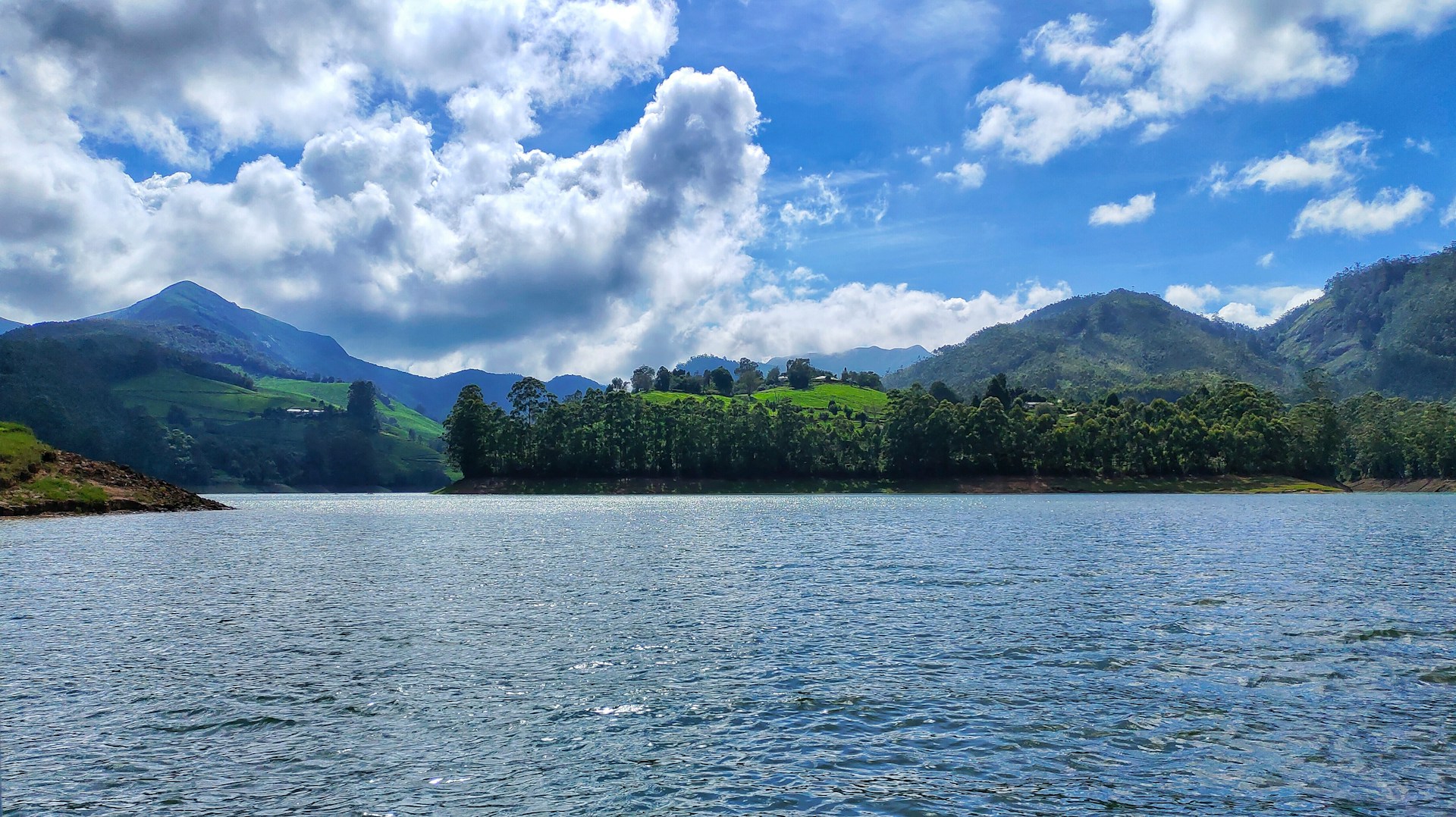 Read more about the article Kerala Serene Escape: Hills, Wildlife & Backwaters Tour