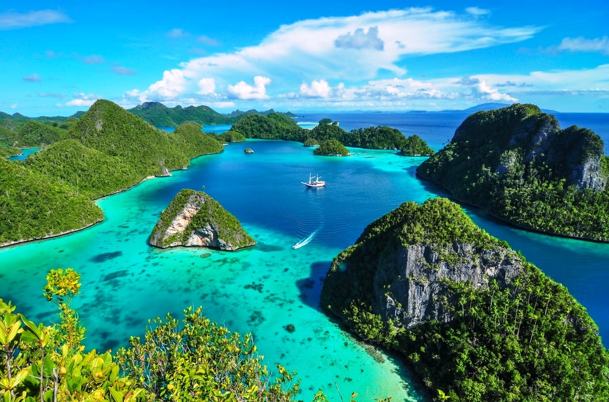 Read more about the article Indonesian Odyssey: Culture, Nature & Island Escape